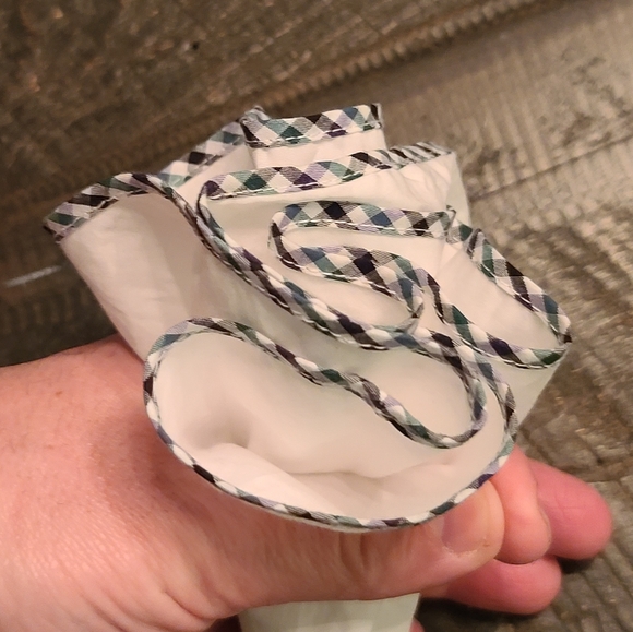 NWOT- Round Pocket Square - Picture 4 of 4